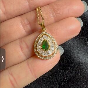Elegant Gold and Green Teardrop Pendant Necklace